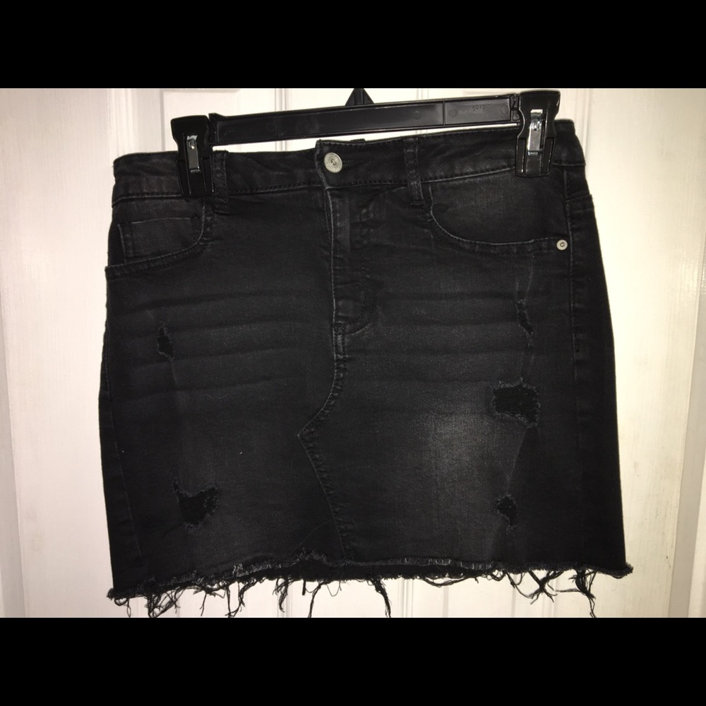 Black distressed mini skirt by Vanilla Star